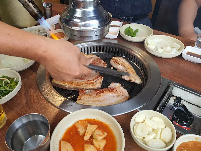 토치로 삼겹살을 굽는 다른 각도의 모습