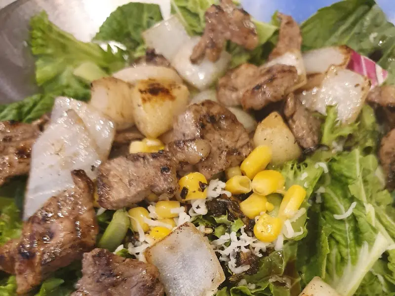 신선한 야채와 구운 고기가 어우러진 샐러드