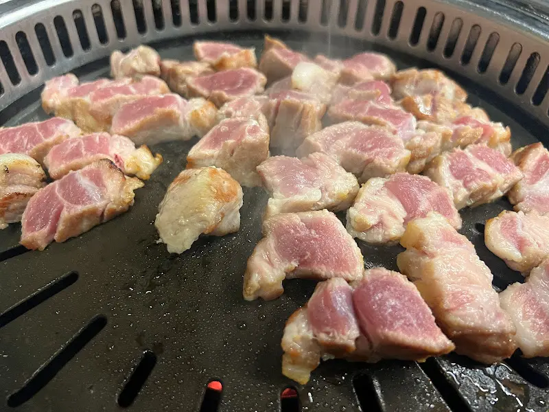 숯불 위에서 맛있게 익어가는 삼겹살