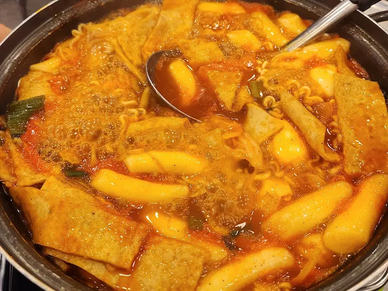 보글보글 끓는 떡볶이와 푸짐한 사리