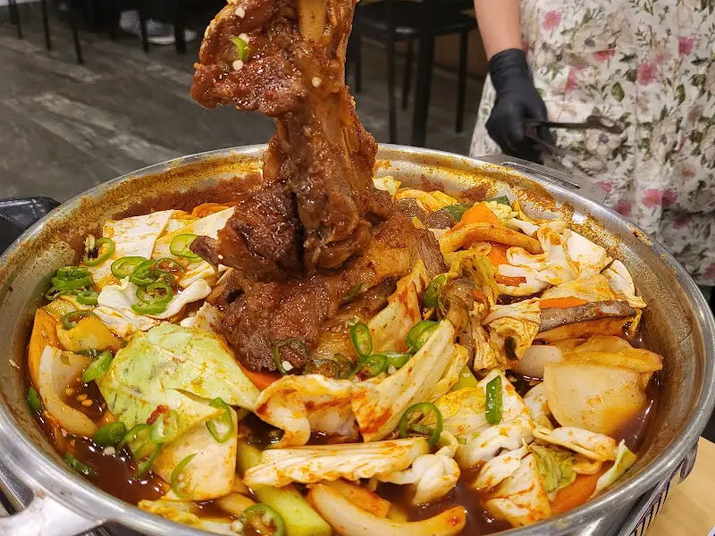 갈비찜을 냄비에서 들어올린 모습