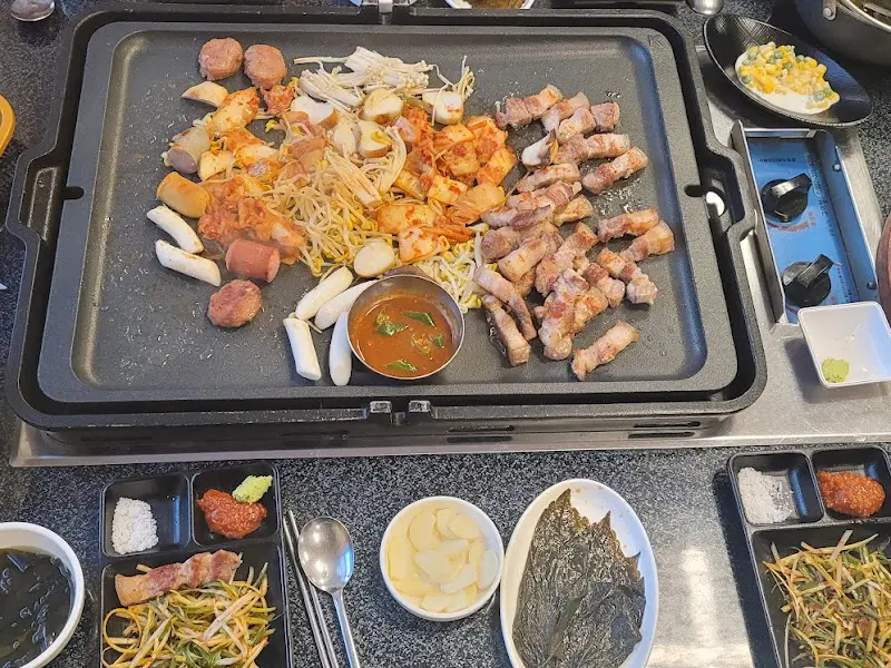 다양한 밑반찬과 쌈 채소