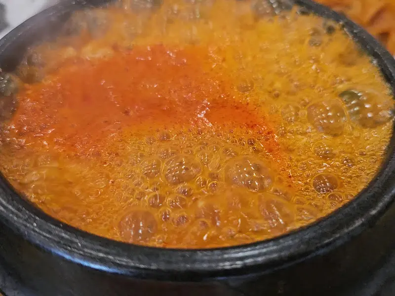 보글보글 끓는 순두부찌개