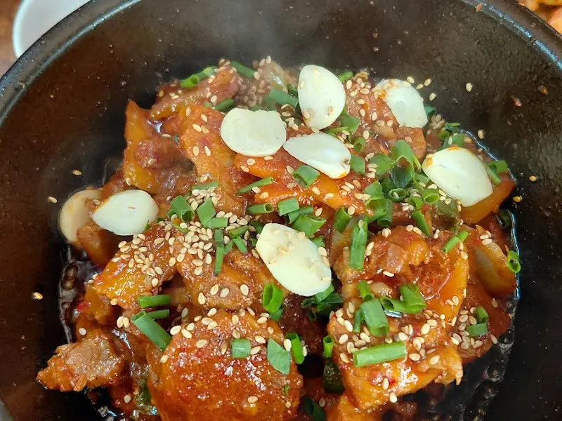 매콤달콤한 양념이 입맛을 돋우는 제육볶음