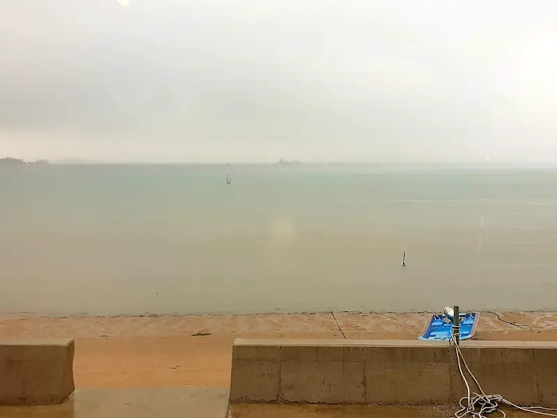 흐린 날씨에도 운치 있는 바다 풍경