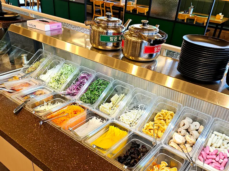 다양한 샐러드바 음식 코너