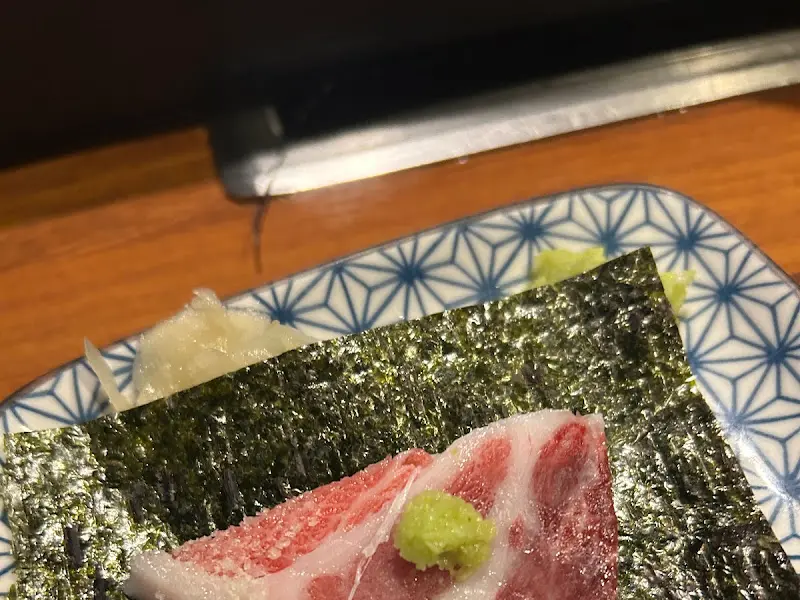 김과 와사비가 곁들여진 참치회