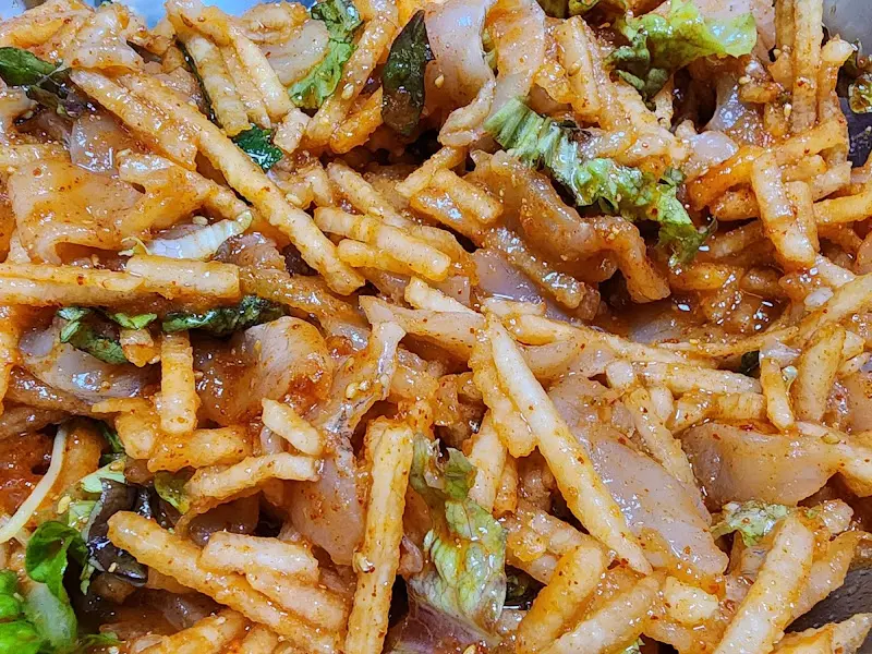 젓가락으로 비벼진 물회를 들어올리는 모습