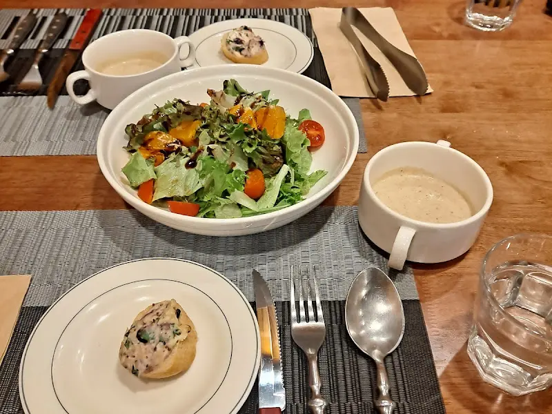 샐러드와 스프, 빵이 함께 놓인 테이블