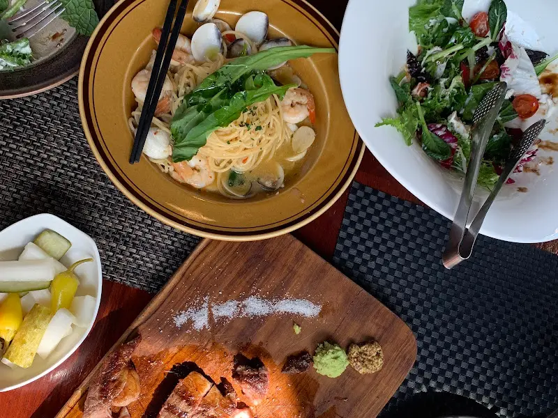 테이블 위에 놓인 다양한 음식 사진