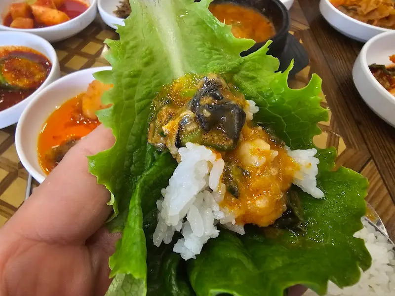 쌈에 밥과 우렁쌈장을 듬뿍