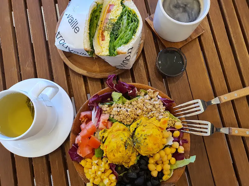 다양한 메뉴가 준비된 테이블