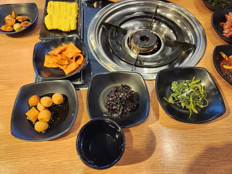 테이블 위에 놓인 다양한 밑반찬들