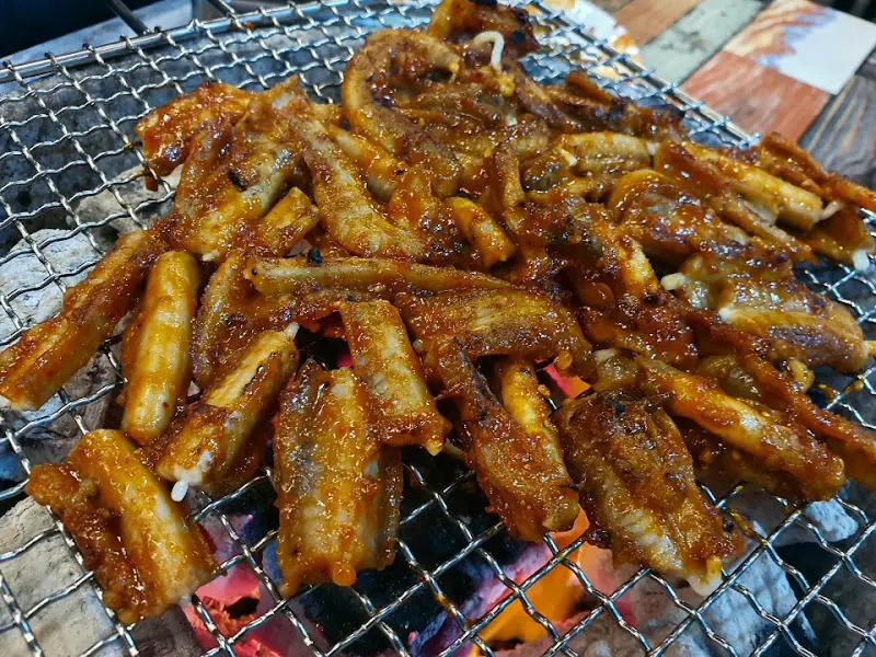 숯불 위에서 맛있게 익어가는 닭목살