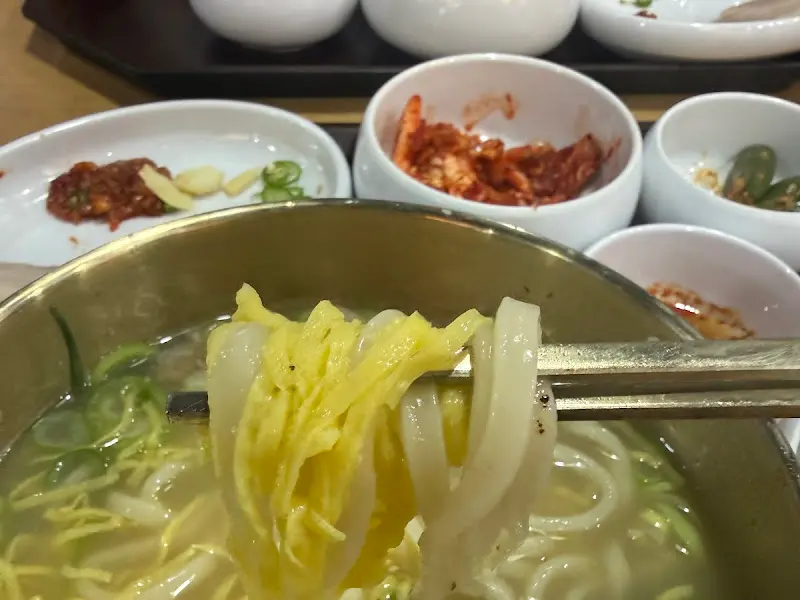 탱글탱글한 면발에 김치 고명이 올려진 뼈칼국수