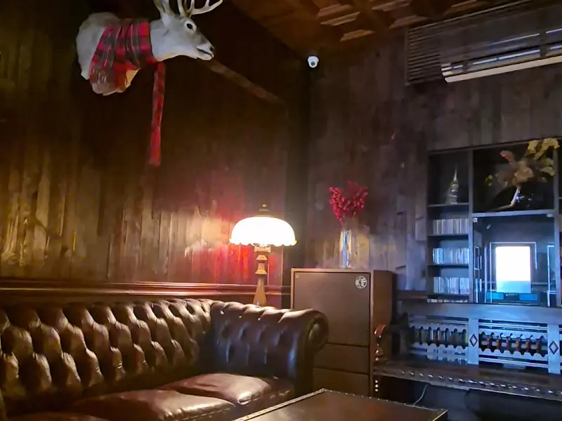 앤틱 가구와 소품으로 장식된 커피플라자 내부