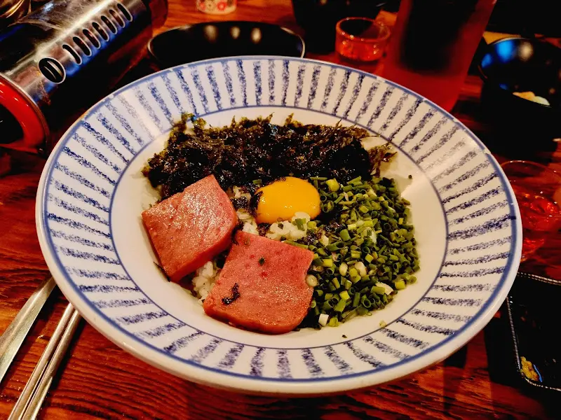 다양한 막걸리 병들이 진열된 모습