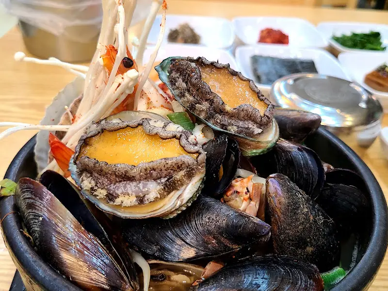 해물이 가득 담긴 뚝배기