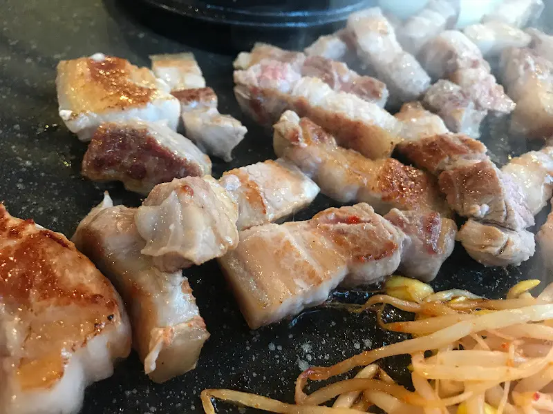 불판 위에서 익어가는 오겹살