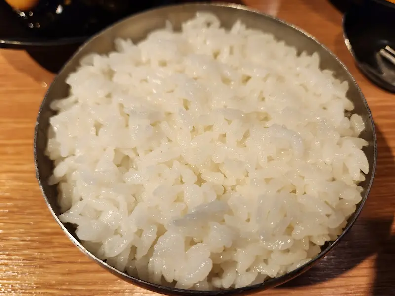 윤기가 자르르 흐르는 119식당의 밥