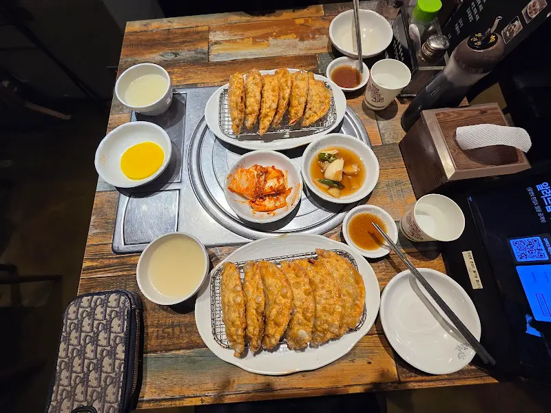 락원이북만두 테이블 전체샷