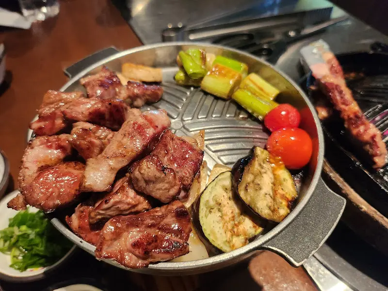 잘 구워진 양갈비와 야채의 환상적인 조합