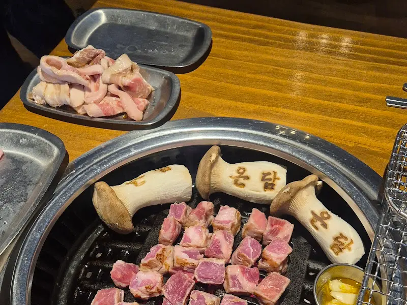 직각 목살과 온겹살이 불판 위에서 맛있게 익어가는 모습