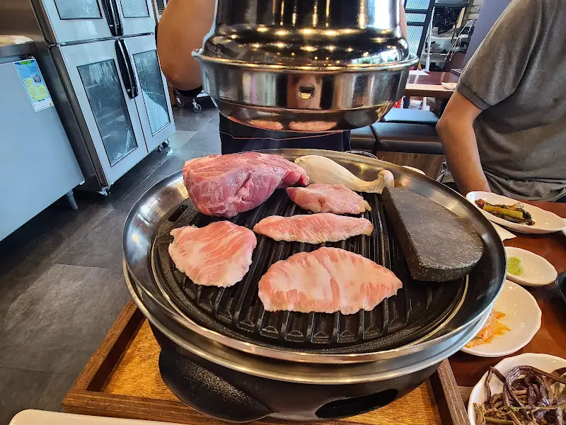 고반식당 불판 위의 신선한 고기