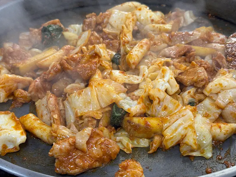 양념이 잘 베인 닭갈비