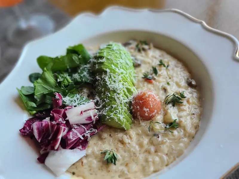 아보카도와 채소가 곁들여진 리조또