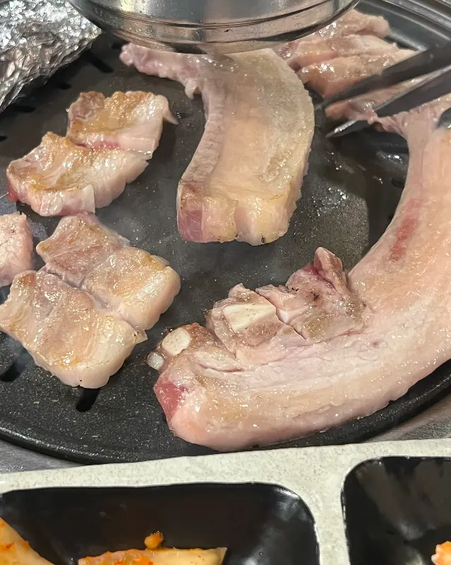 육풍 평택역점 노릇하게 구워진 삼겹살 조각들 사진