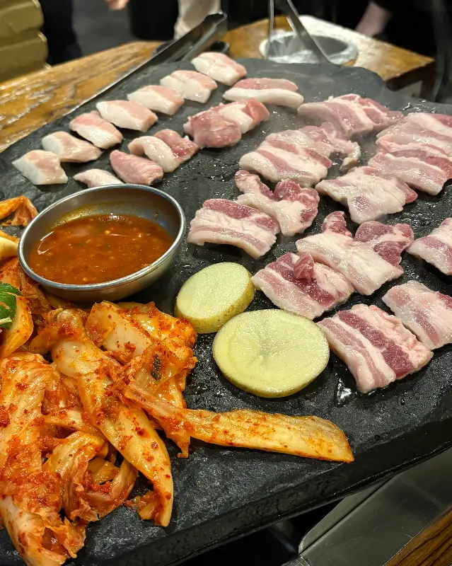 돌판 가득 채운 삼겹살