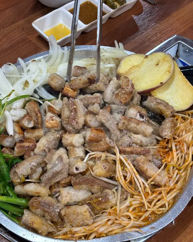 곱창, 대창, 막창, 염통이 철판 위에서 맛있게 구워지고 있는 모습