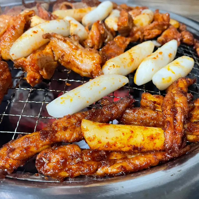 숯불닭갈비와 떡사리가 함께 구워지는 모습