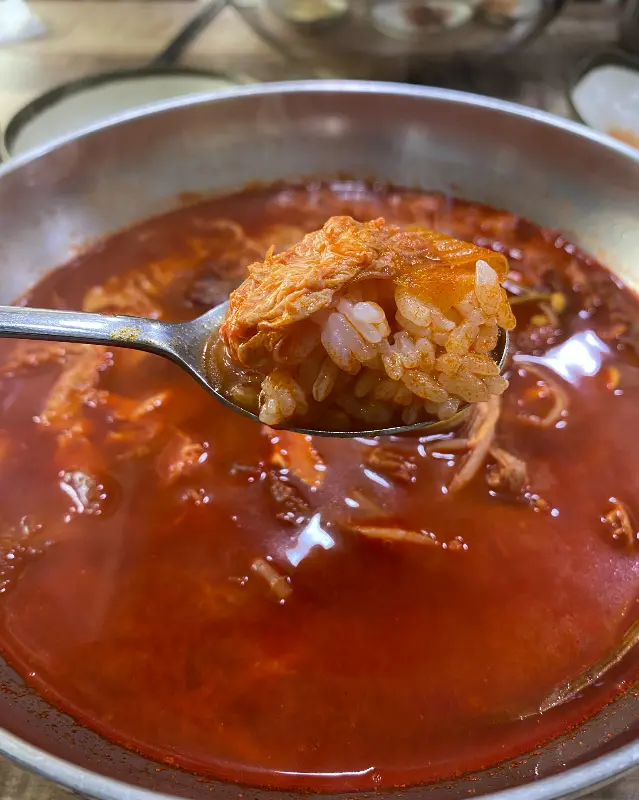 숟가락 가득 퍼올린 육개장과 밥