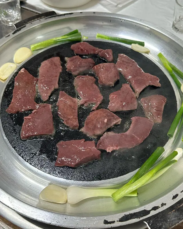 불판 위에 구워지고 있는 염통구이