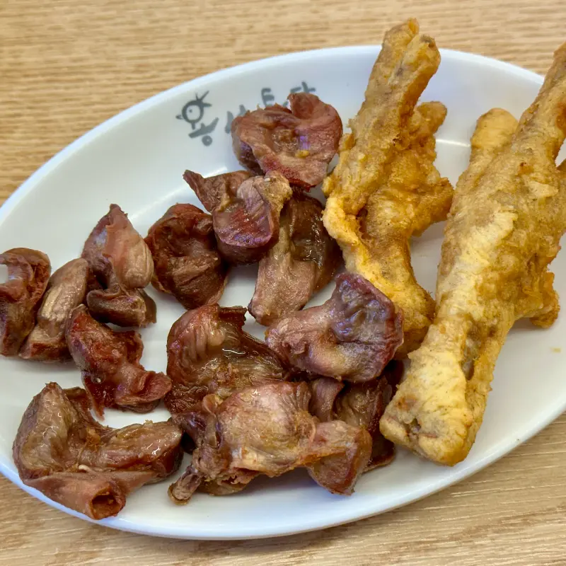 용성통닭 서비스 닭똥집, 닭발 튀김