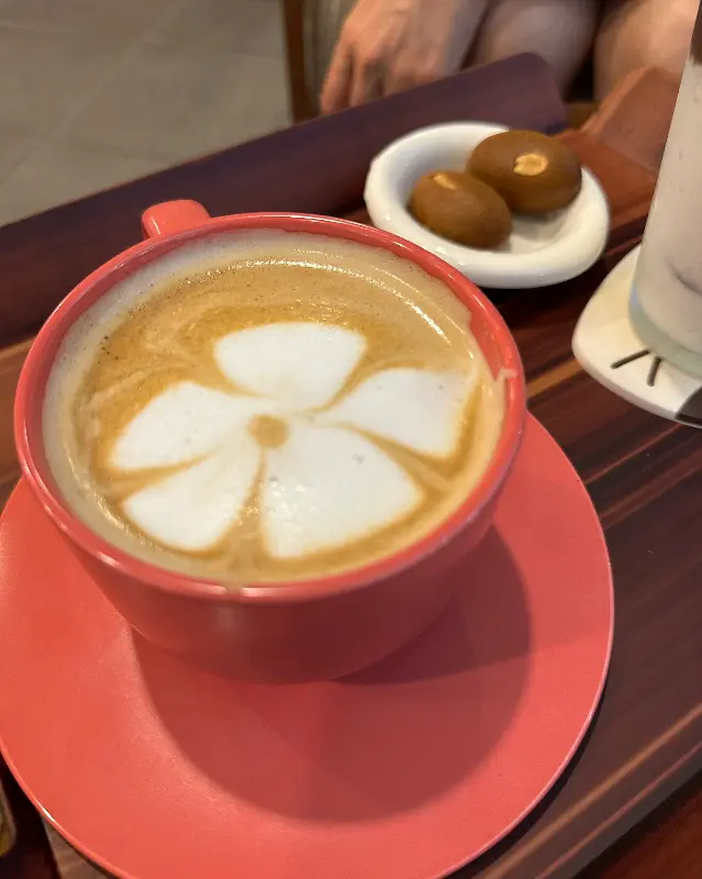 꽃 모양 라떼 아트가 장식된 라떼와 커피콩빵