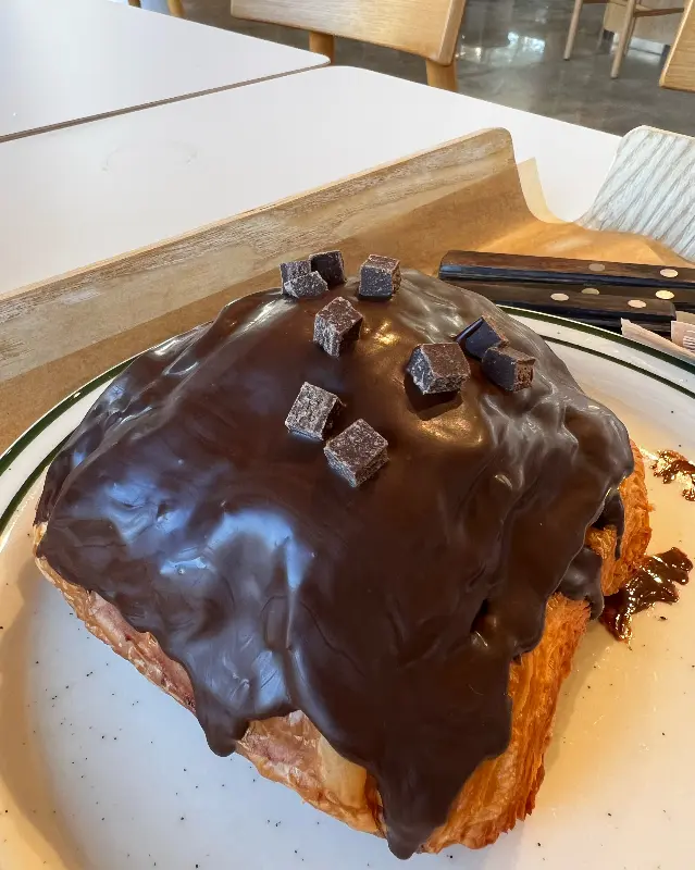 초코가 듬뿍 묻은 빵