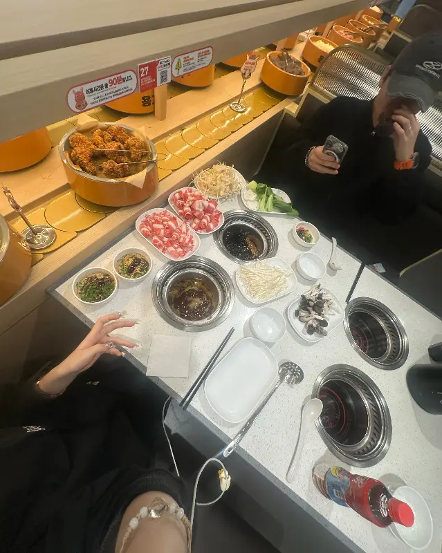 테이블 위에서 끓고 있는 훠궈