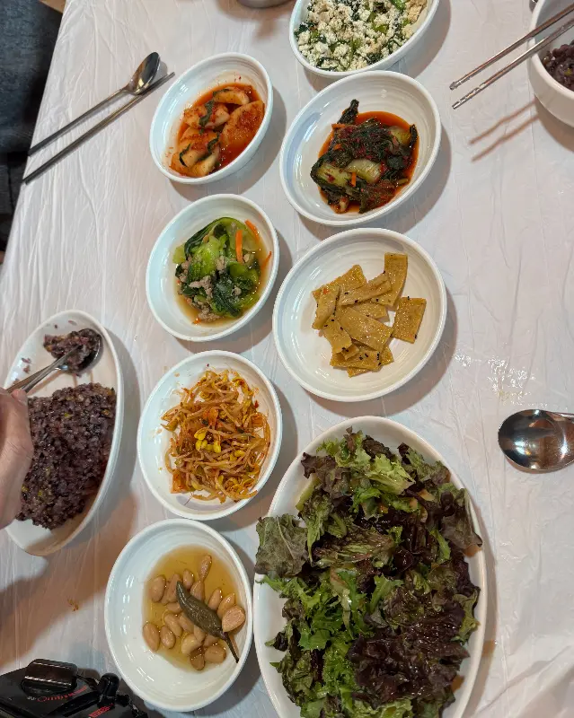 정갈하게 차려진 밑반찬