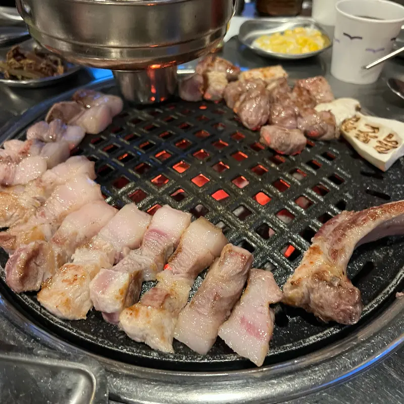 멜젓에 찍어 먹는 흑돼지 오겹살