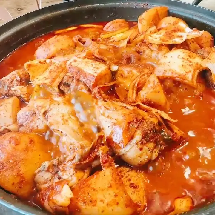 큼지막한 감자가 들어간 닭볶음탕