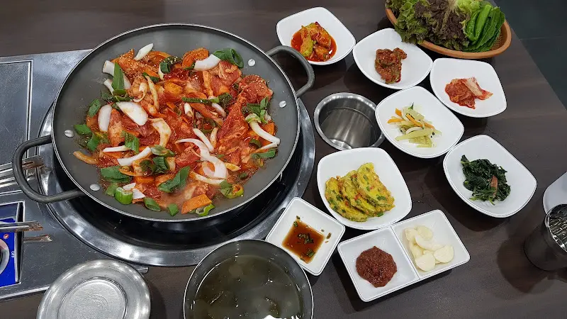 푸짐한 쌈 채소와 함께 즐기는 주물럭