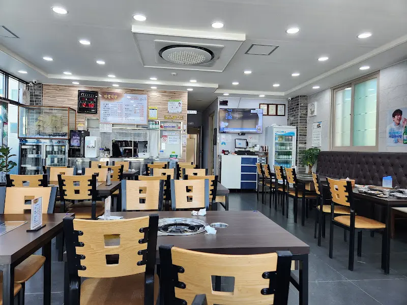 손님들로 북적이는 식당 내부