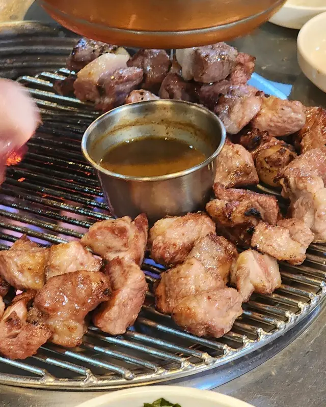 숯불 위에서 익어가는 흑돼지의 향연