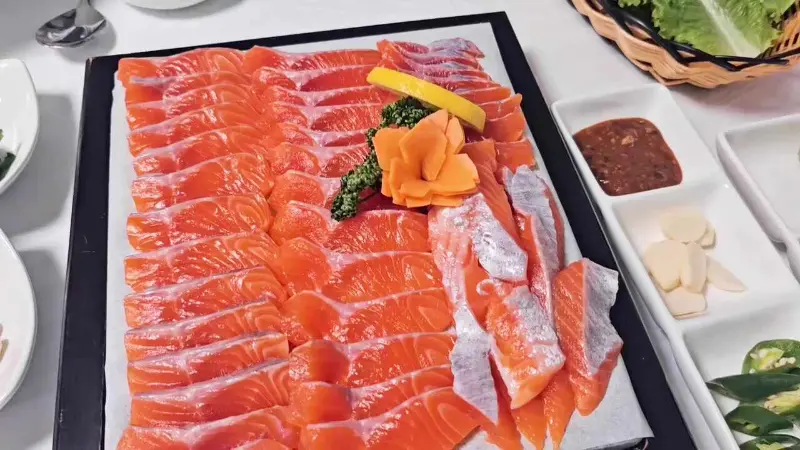 윤기가 흐르는 송어회