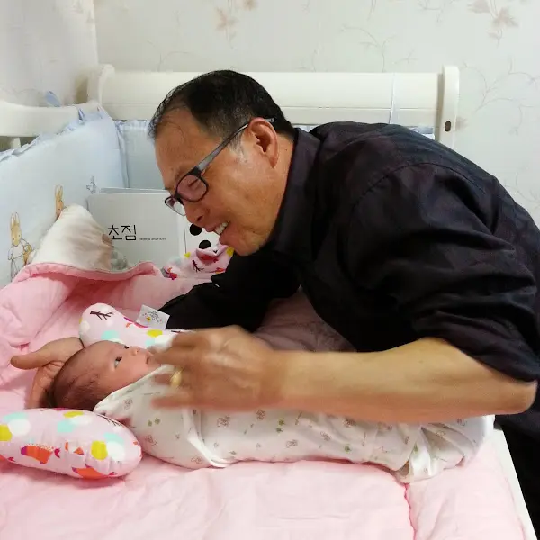 아기를 안고 있는 어른