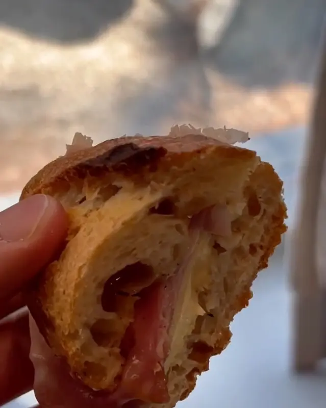 한입 베어 문 살구 잠봉뵈르 단면