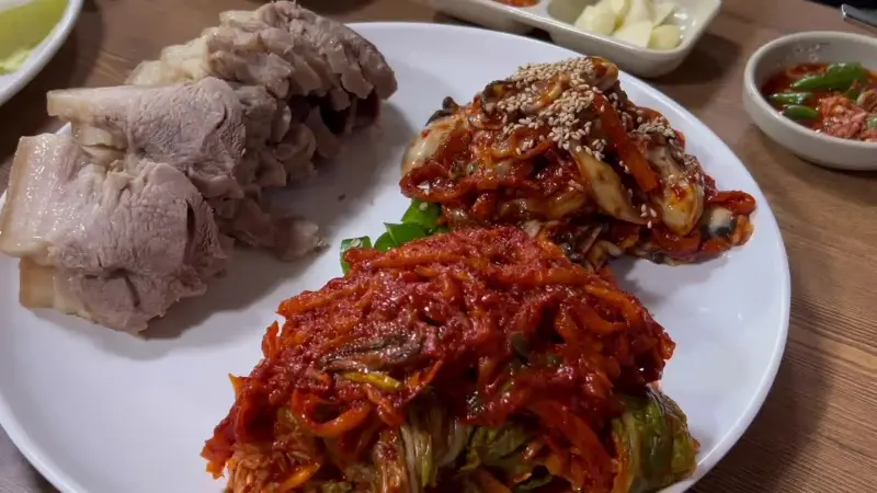 보쌈과 굴보쌈 김치의 조화